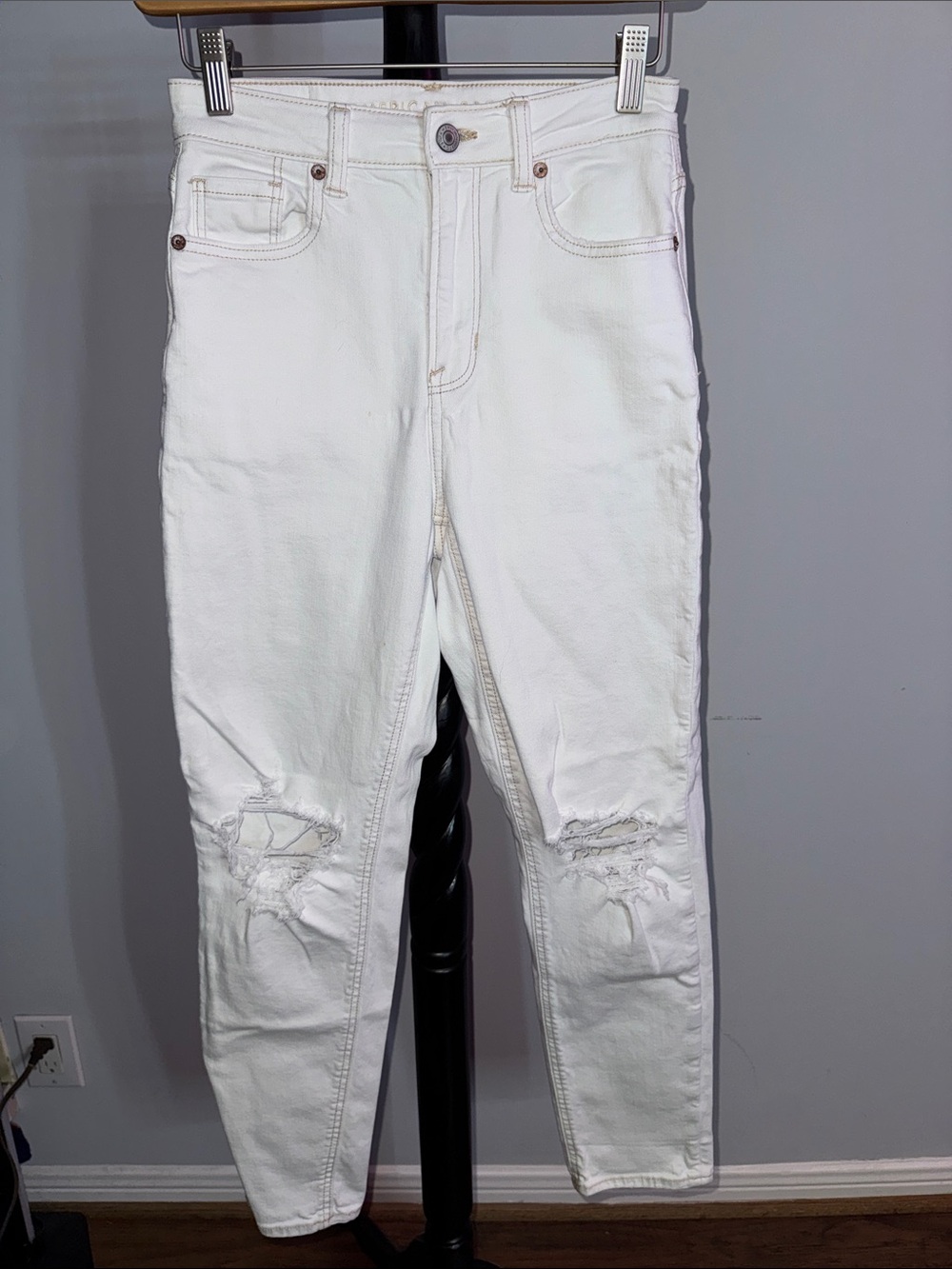 American Eagle Outfitters White Distressed Skinny Jeans 7.1T